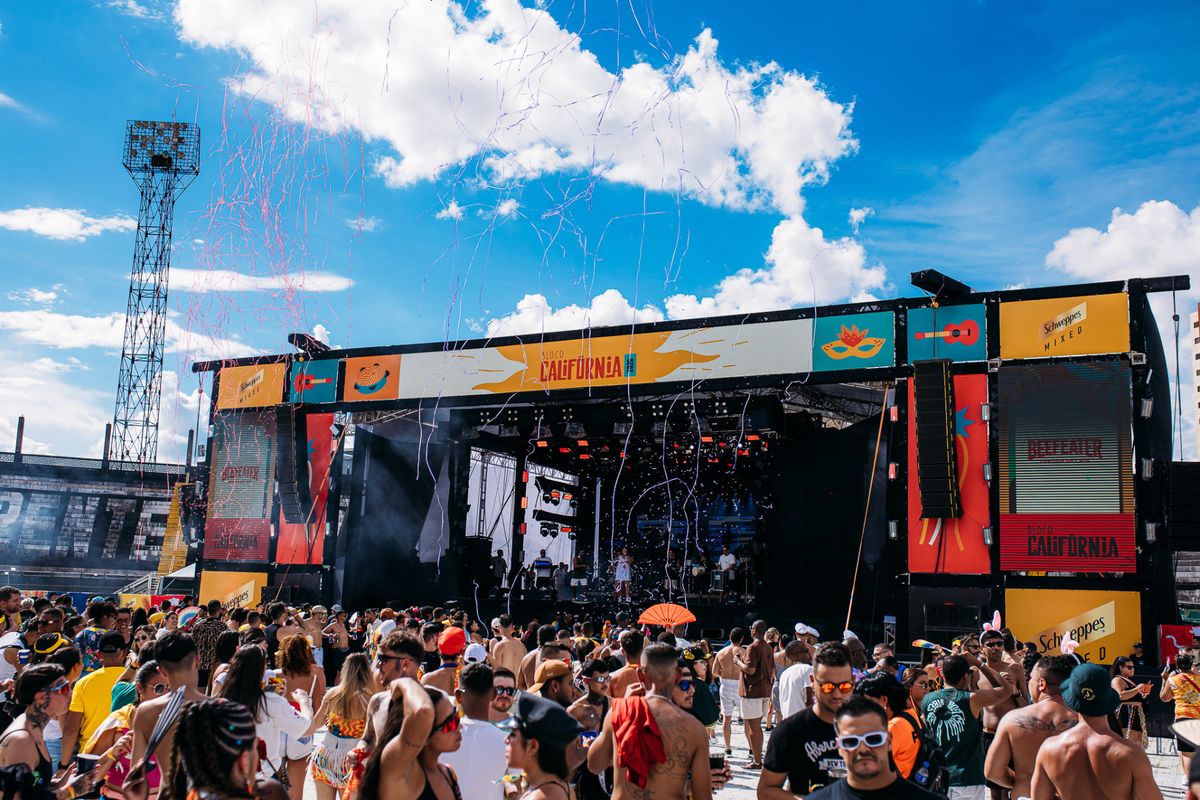 Palco do Bloco Califórnia durante o dia com público