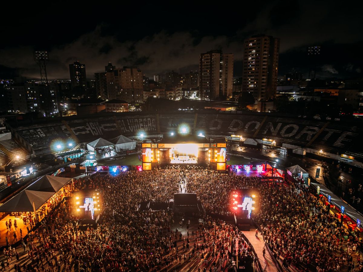 Público em frente ao palco principal do bloco