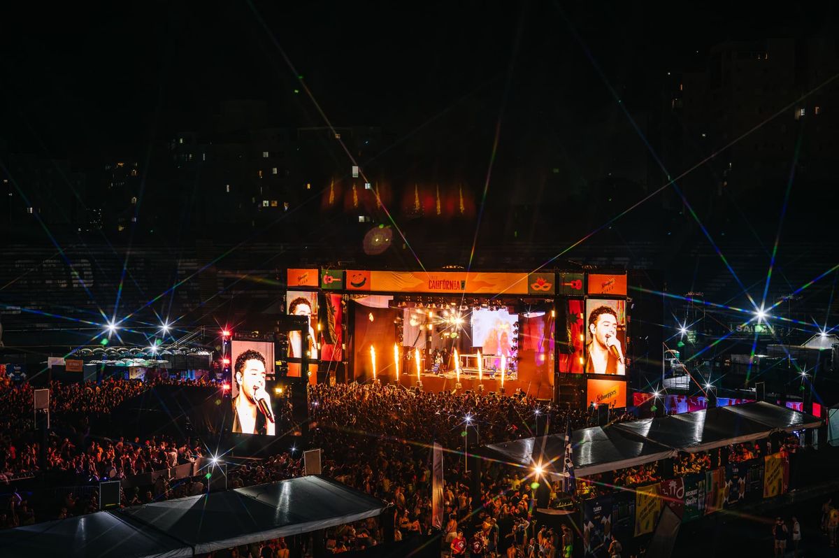 Show com lasers e chamas no Bloco Califórnia